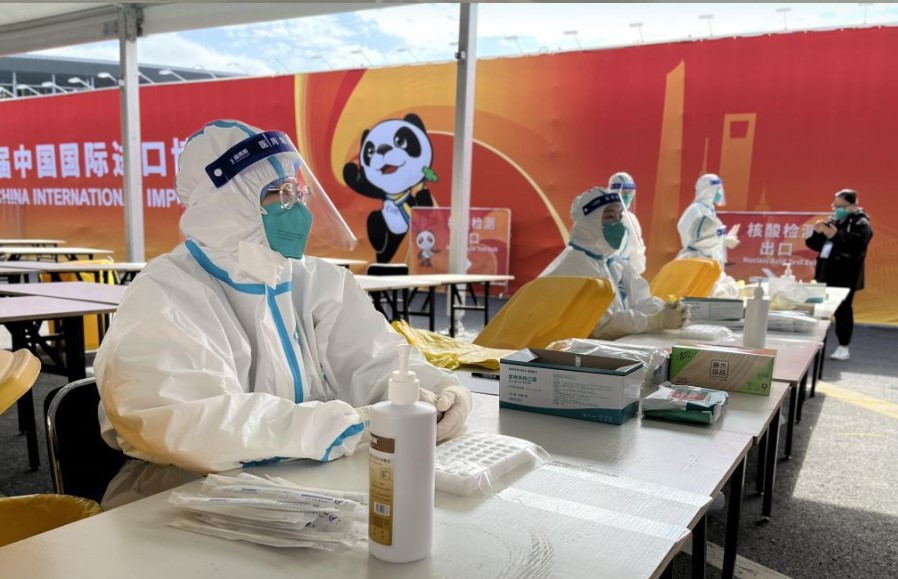 区卫健委选派产生的50人组成的核酸采样队正式入驻国家会展中心